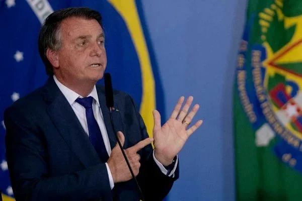 Bolsonaro pede que Moraes seja afastado de ação no TSE após gesto de degola
