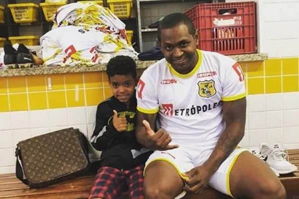 Jobson volta ao futebol e assina contrato com o Brasiliense