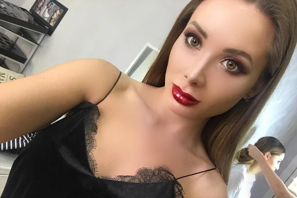 Influencer é encontrada morta em mala dentro de casa