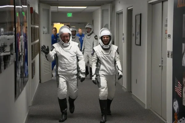 Os membros da tripulação da SpaceX Crew-11 da NASA acenam para familiares e amigos enquanto se preparam para deixar o Edifício de Operações e Verificação Neil A. Armstrong no Centro Espacial Kennedy da agência, na Flórida, em direção ao Complexo de Lançamento 39A para o lançamento da Crew-11 na quinta-feira, 31 de julho de 2025.