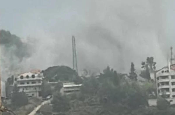 Foto colorida de bombardeio em cidade do Líbano - Metrópoles