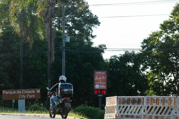 Moto observa contenção do detran na entrada do parque da cidade