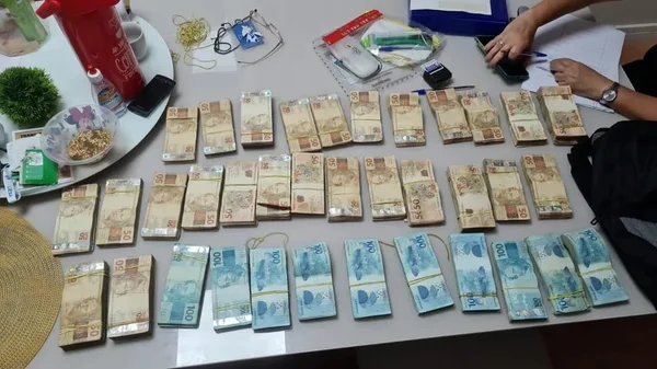 PF apreende R$ 270 mil na casa de Daniel Silveira