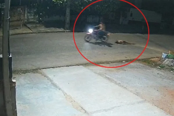 Trecho do vídeo mostra corpo da mulher sendo arrastada