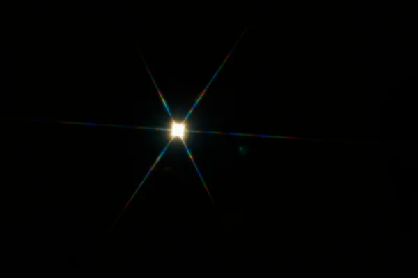 Imagem colorida mostra uma estrela brilhando no céu escuro - Metrópoles