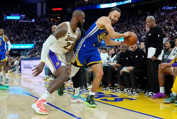 Foto colorida de Lebron e Curry - Metrópoles