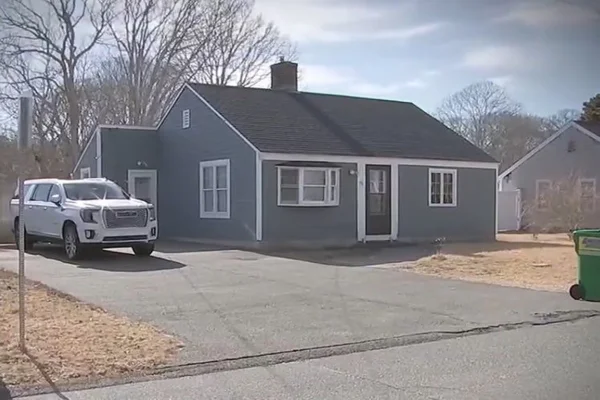 Imagem colorida, creche domiciliar em Hyannis que o foragido brasileiro morava- Metrópoles