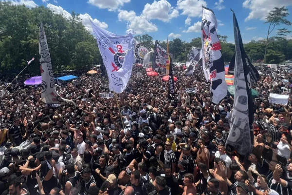 Imagem colorida de Torcida do Corinthians apoiando o time. Metrópoles