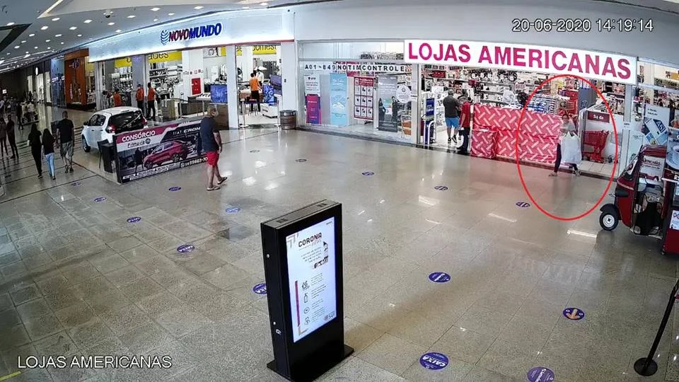 Em outra imagem, a mesma suspeita deixa o estabelecimento sem pagar pelo produto que carrega Em outra imagem, a mesma suspeita deixa o estabelecimento sem pagar pelo produto que carrega