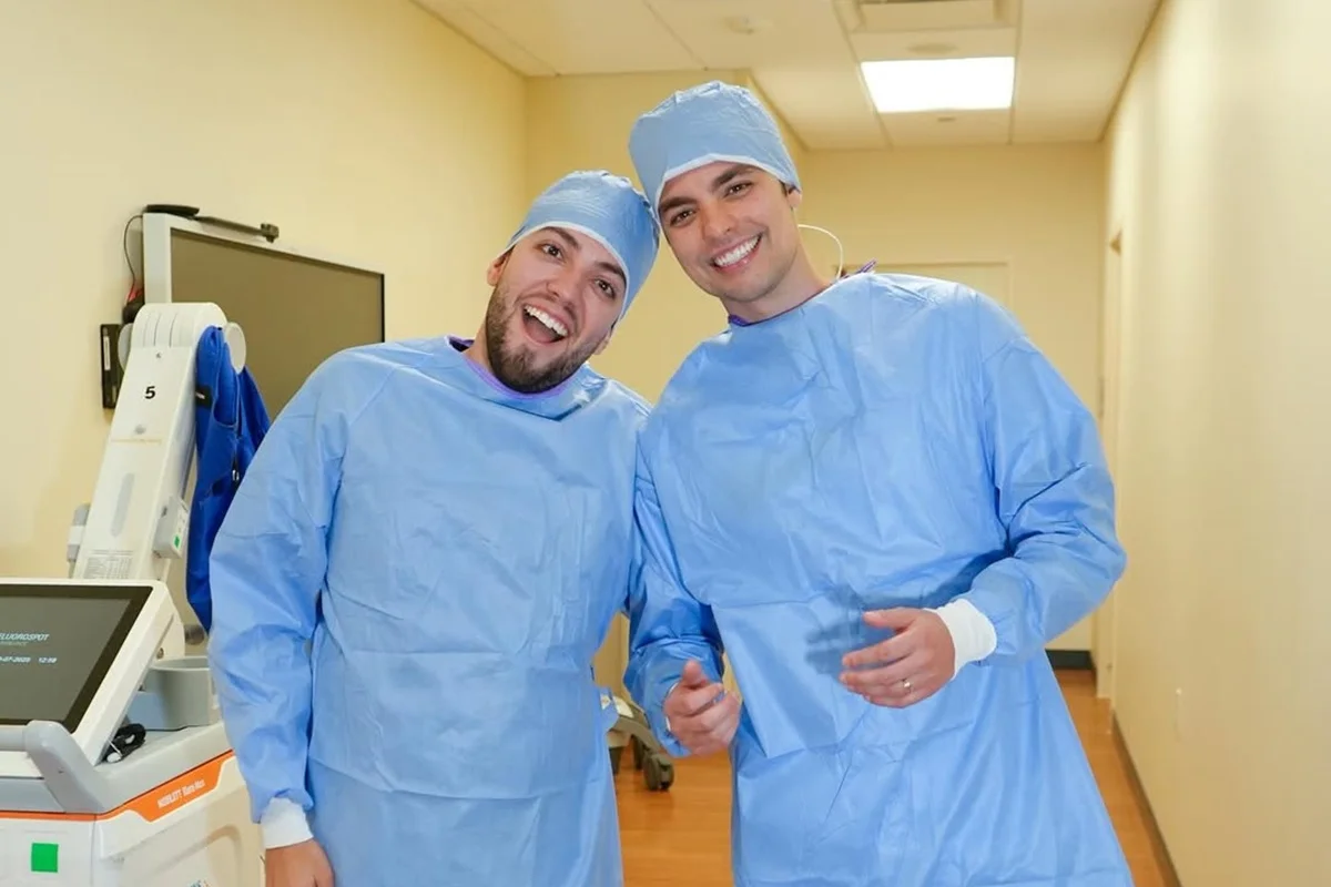 Os influenciadores Lucas Rangel e Lucas Bley no hospital antes do nascimento da filha