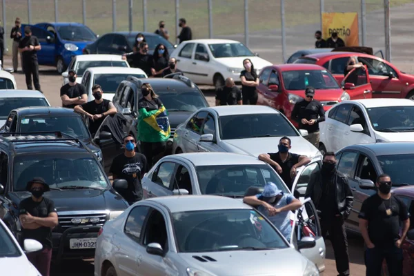 Policiais penais com máscara durante manifestação