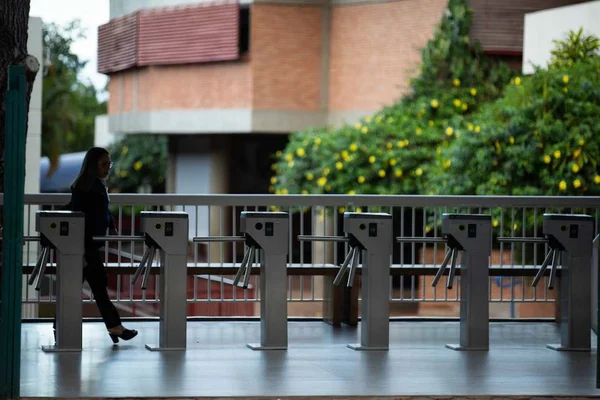 Tradicionais escolas privadas do DF ouvem pais e não reabrem na segunda