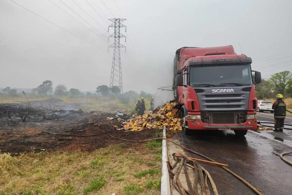 Foto colorida de caminhão de biscoito que pegou fogo em Mato Grosso do Sul - Metrópoles
