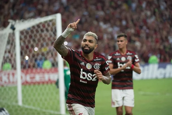 Dirigente afirma que Gabigol tem intenção de ficar no Flamengo