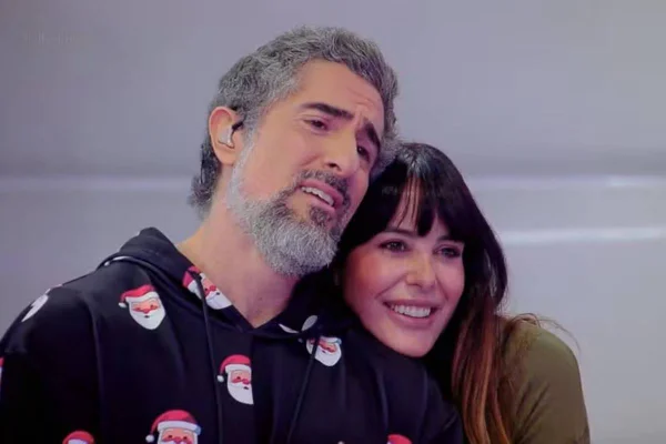 Homem de cabelo branco abraçado com uma mulher de cabeos longos - Metrópoles