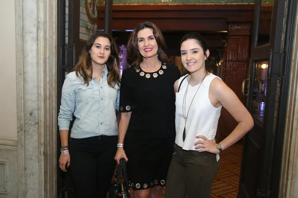 Trigêmeos de Fátima Bernardes e Bonner recriam foto da infância