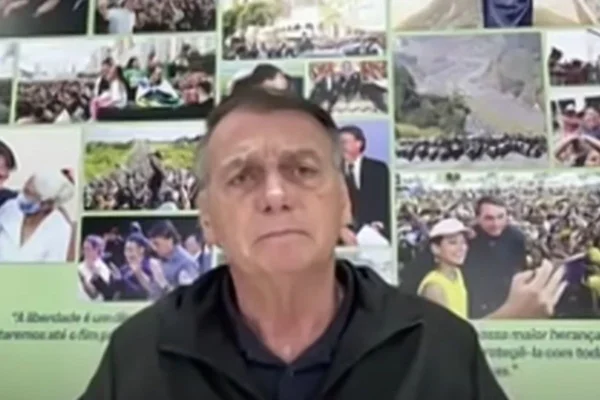 Foto colorida de Jair Bolsonaro durente live para a rádio Auri Verde Brasil - Metrópoles