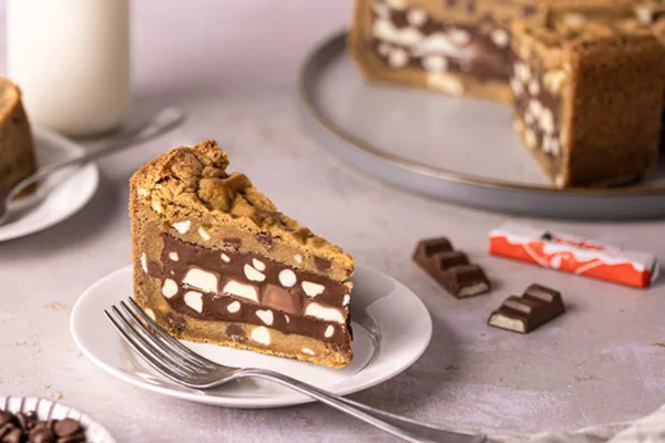 Pedaço de torta de cookie servida em pratos branco