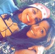 Mariana e Juliana Marins posam juntas e sorridentes