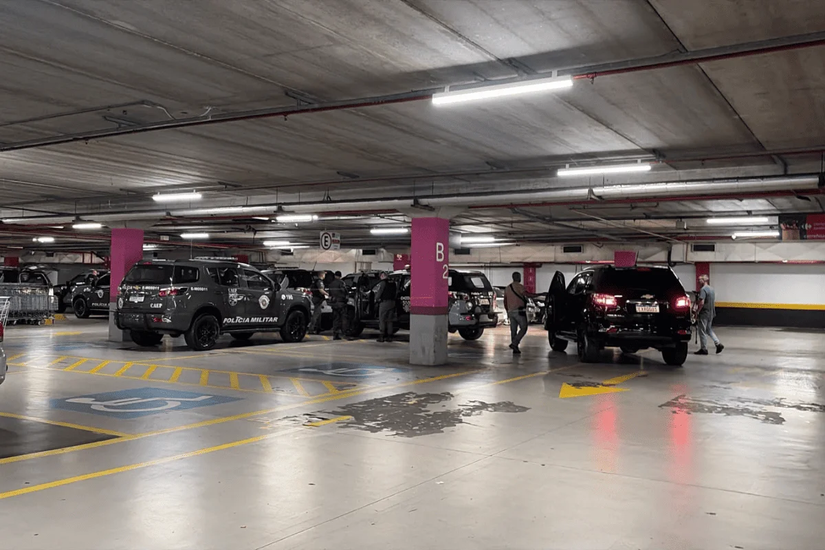 Homem armado assalta farmácia e faz funcionária refém em hipermercado de SP - imagem 3 Homem armado assalta farmácia e faz funcionária refém em hipermercado de SP - imagem 3