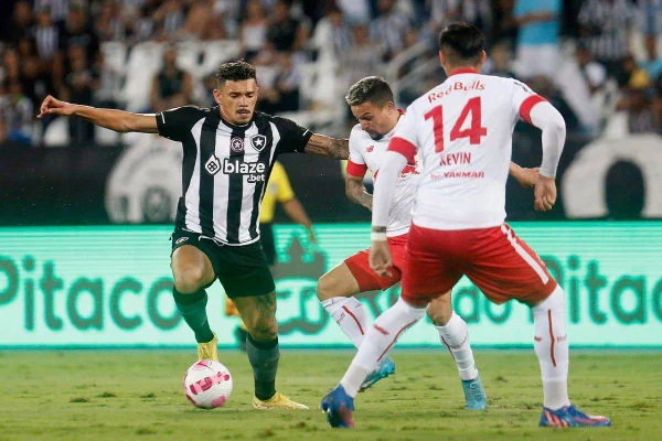 Jogadores de Botafogo e Bragantino durante jogo do Campeonato Brasileiro - Metrópoles