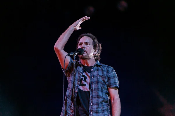 Em BH, líder do Pearl Jam pede punição aos culpados pelo desastre em Mariana