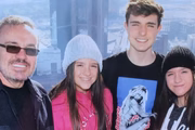 Gugu posa sorridente com os filhos