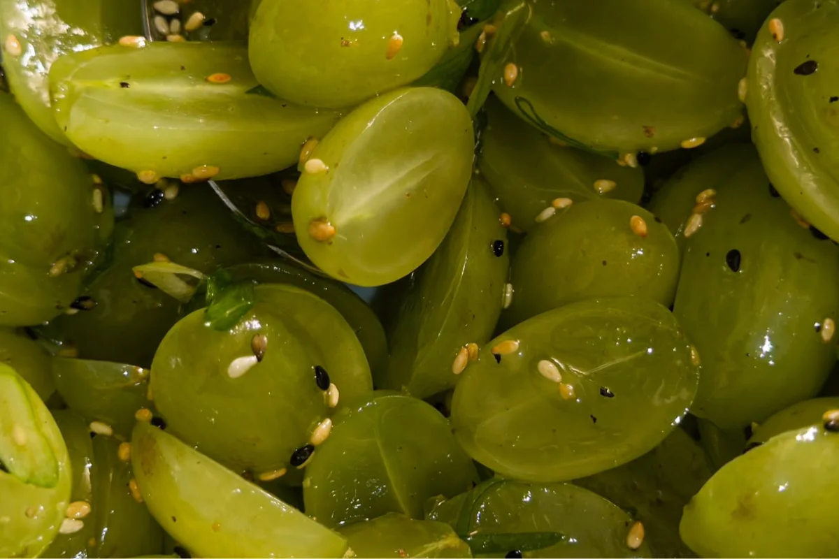 Salada de uva verde faz sucesso nas redes; aprenda a receita viral