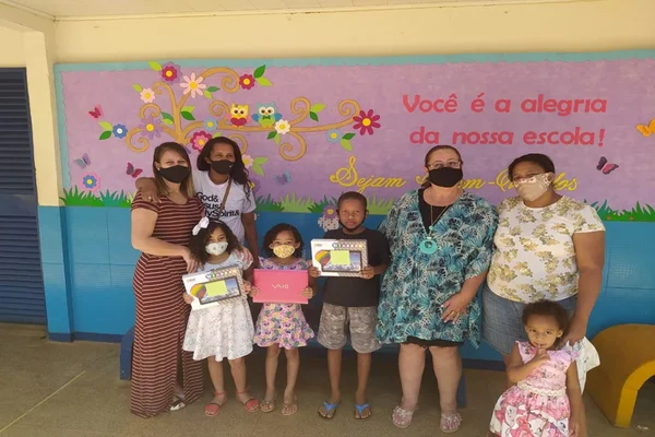 Diplomatas fazem campanha para doar eletrônicos a alunos da rede pública
