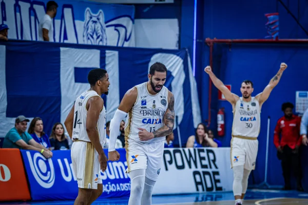 Imagem colorida da partida entre Brasília Basquete x Cruzeiro