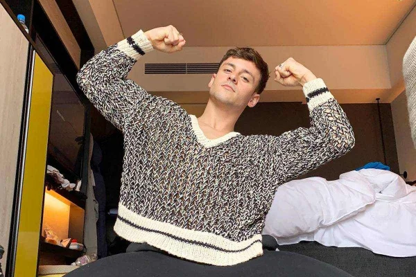 Atleta britânico Tom Daley usando tricô