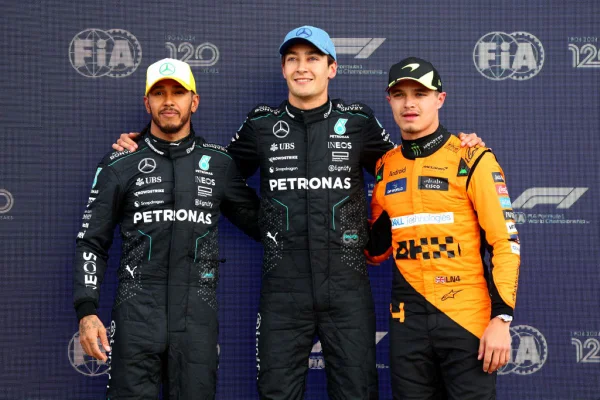 Classificação da Pole position: George Russell da Mercedes, Lewis Hamilton da Mercedes e Lando Norris da McLaren posam juntos