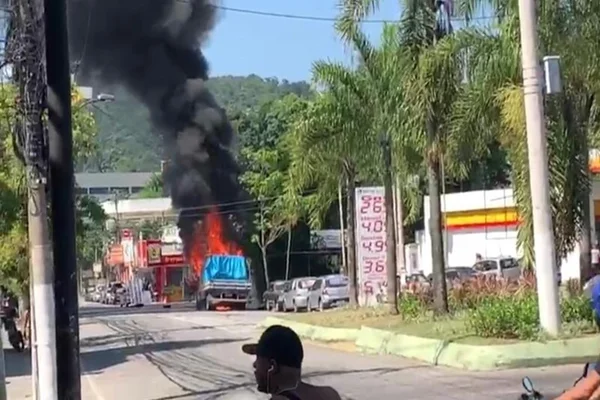 Caminhão pega fogo e carga de cerveja é saqueada no Rio. Veja vídeo