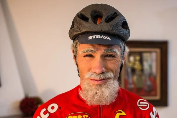 Avancini se disfarça de idoso em prova de ciclismo e surpreende competidores