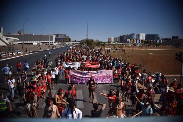 Protesto contra cortes na educação fecha o Eixo Monumental