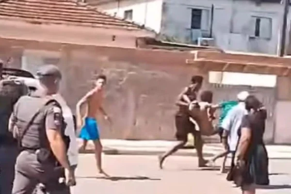 Homem é baleado por PM e socorrido por moradores