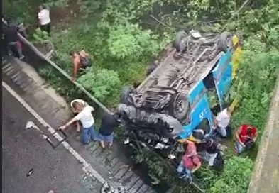 RJ: van que caiu é multada por estar acima do limite de passageiros