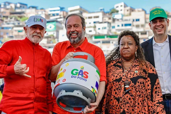 Foto colorida do Presidente da República, Luiz Inácio Lula da Silva, durante cerimônia de anúncio do Programa “Gás do Povo” - Metrópoles