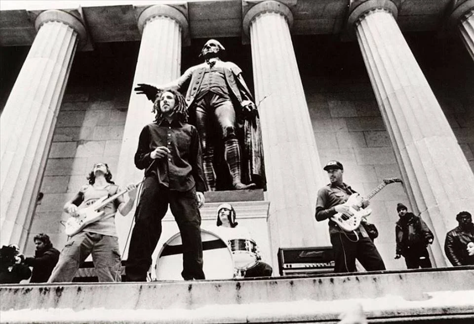 <strong>Rage Against The Machine:</strong> banda de rock com origem em Los Angeles, Califórnia. Formado em 1991, o grupo consiste no rapper e vocalista Zack de la Rocha, no baixista e vocalista de apoio Tim Commerford, no guitarrista Tom Morello, e no baterista Brad Wilk. Uma de suas principais músicas é <a href="https://www.youtube.com/watch?v=bWXazVhlyxQ">Killing in the Name</a> <strong>Rage Against The Machine:</strong> banda de rock com origem em Los Angeles, Califórnia. Formado em 1991, o grupo consiste no rapper e vocalista Zack de la Rocha, no baixista e vocalista de apoio Tim Commerford, no guitarrista Tom Morello, e no baterista Brad Wilk. Uma de suas principais músicas é <a href="https://www.youtube.com/watch?v=bWXazVhlyxQ">Killing in the Name</a>