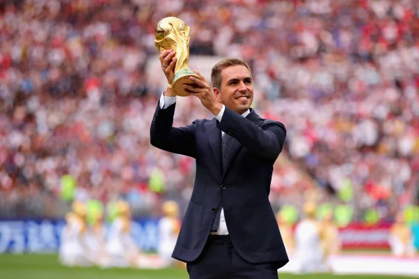 Philipp Lahm defende que jogadores não deveriam “sair do armário”