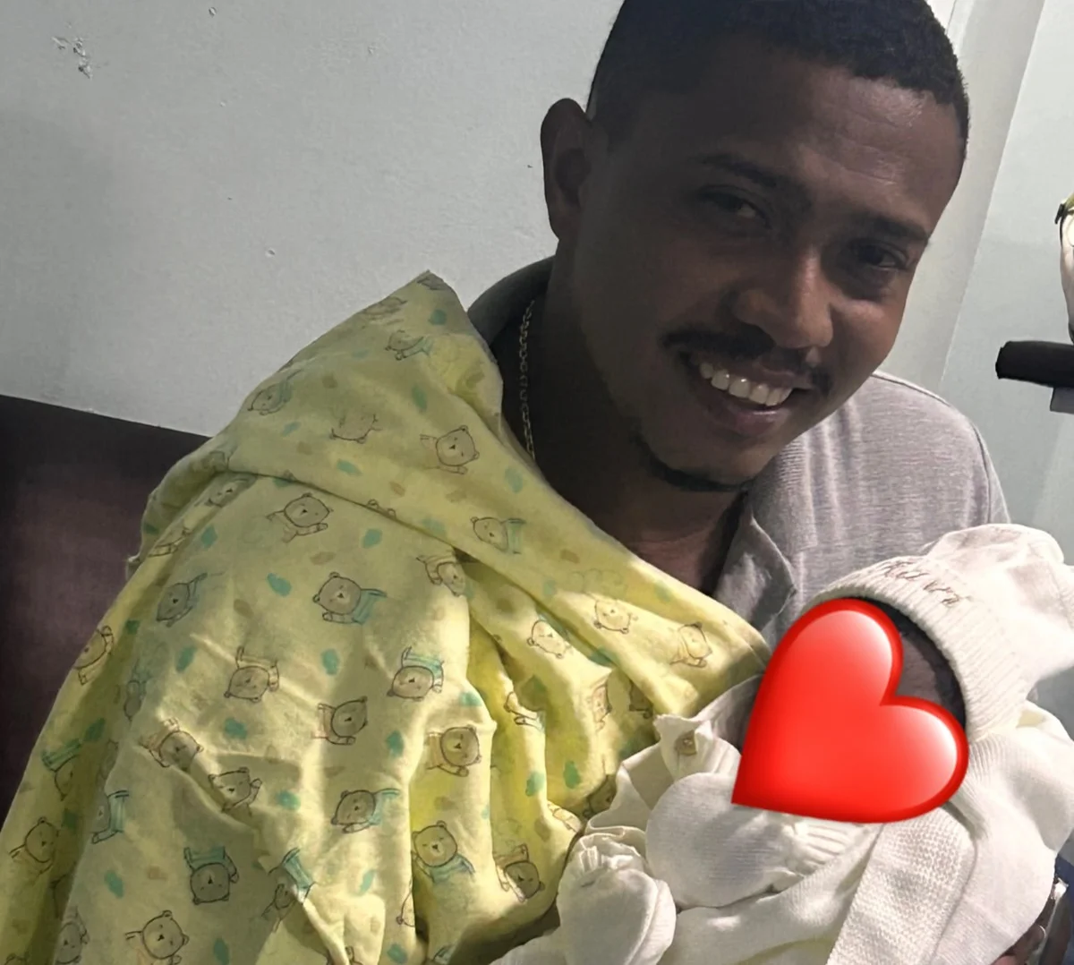Cleiton, marido de Raquel Brito, posa sorridente com Ravi no colo Cleiton, marido de Raquel Brito, posa sorridente com Ravi no colo