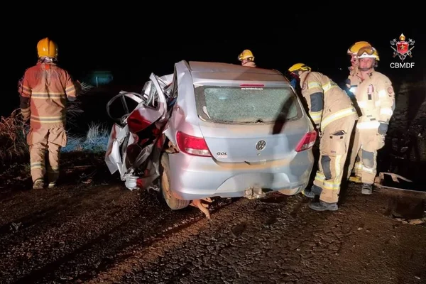 Bombeiros retiram corpo de motorista após colisão na BR-251 - Metrópoles
