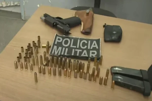 Munição e armas encontradas com o padre - Metrópoles