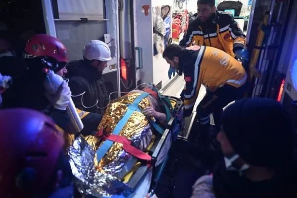 Vídeo: idosa é resgatada com vida 212 horas após terremoto na Turquia
