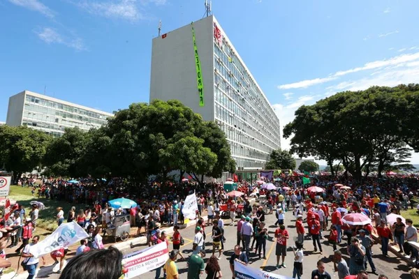 Milhares protestam contra Reforma da Previdência na Esplanada