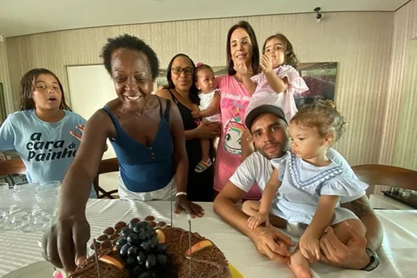 Ivete Sangalo homenageia babá e emociona fãs: “Loucos por você”