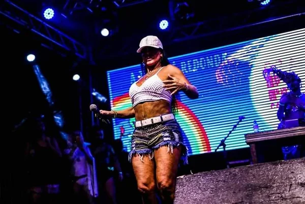 Gretchen, 60 anos, rebola no Setor de Autarquia. É Carnaval!