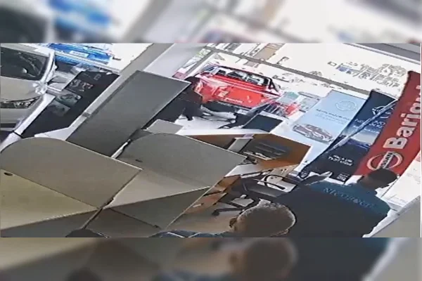 Curitiba: carro furtado de concessionária é recuperado em academia