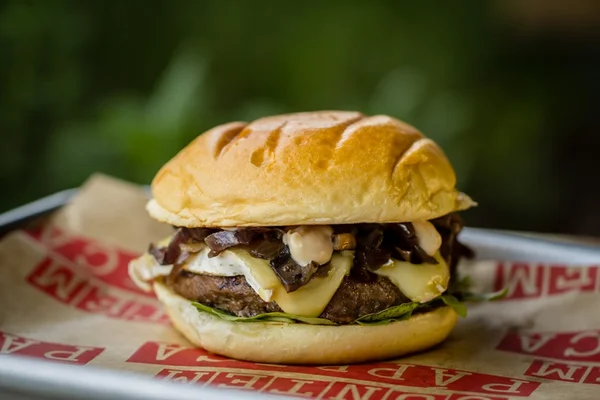 Páprica lança hambúrguer com brie e shake de torta de maçã