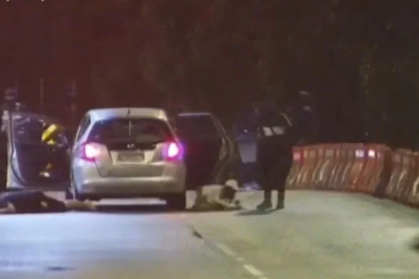 Criminosos usaram armas e explosivos durante assalto em pedágio na Rodovia Padre Manoel da Nóbrega, no litoral de São Paulo - Metrópoles